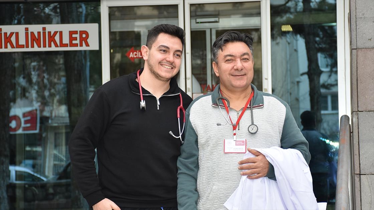 Aynı okuldan mezun olan baba-oğul, Afyonkarahisar’da aynı ilçede doktor olarak görev yapıyor