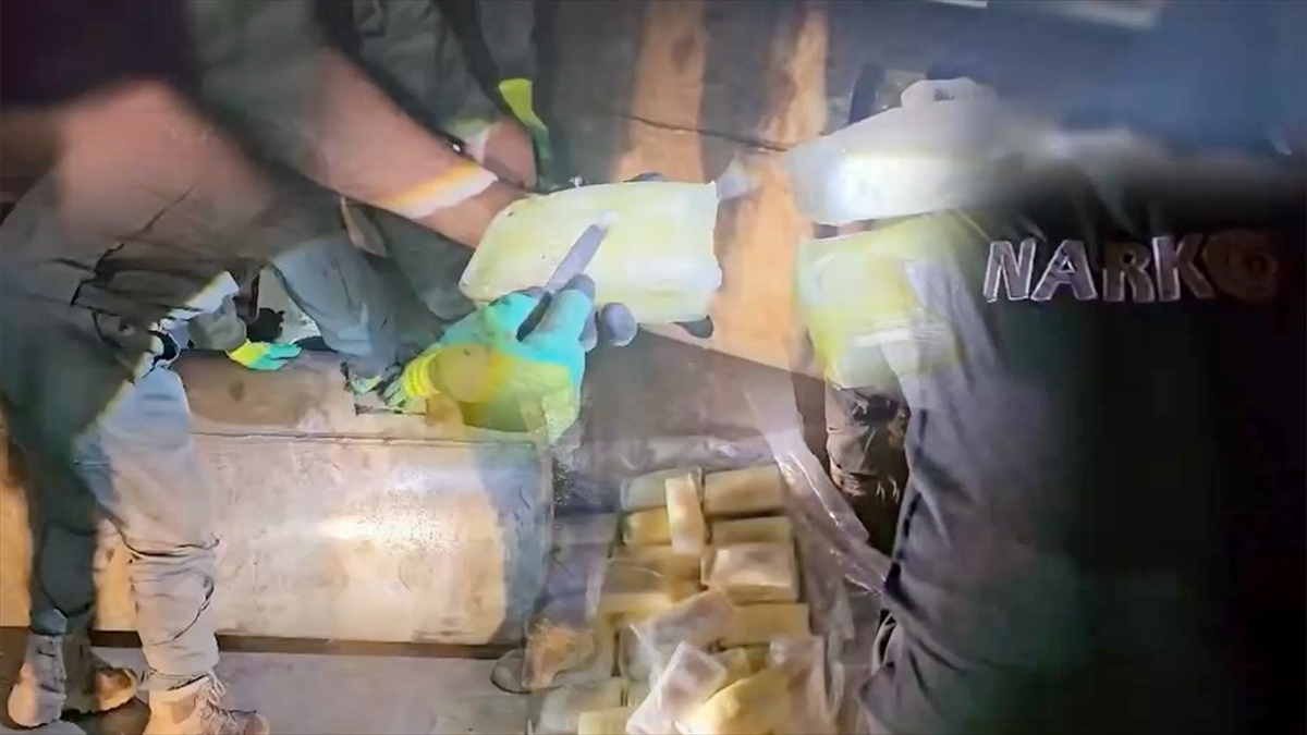 Bakan Yerlikaya’dan Şırnak’ta ele geçirilen 142 kilogram sentetik uyuşturucuya ilişkin paylaşım Bakan Yerlikaya’dan Şırnak’ta ele geçirilen 142 kilogram sentetik uyuşturucuya ilişkin paylaşım