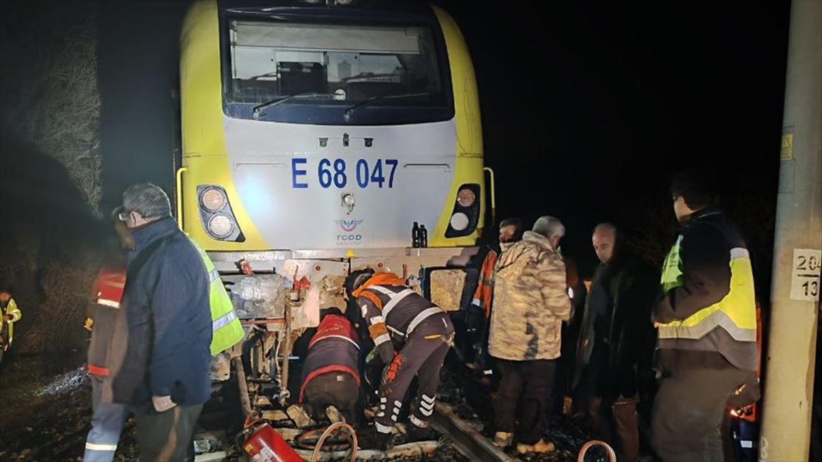 Balıkesir’de yolcu treninin lokomotifi, düşen kaya parçası nedeniyle raydan çıktı