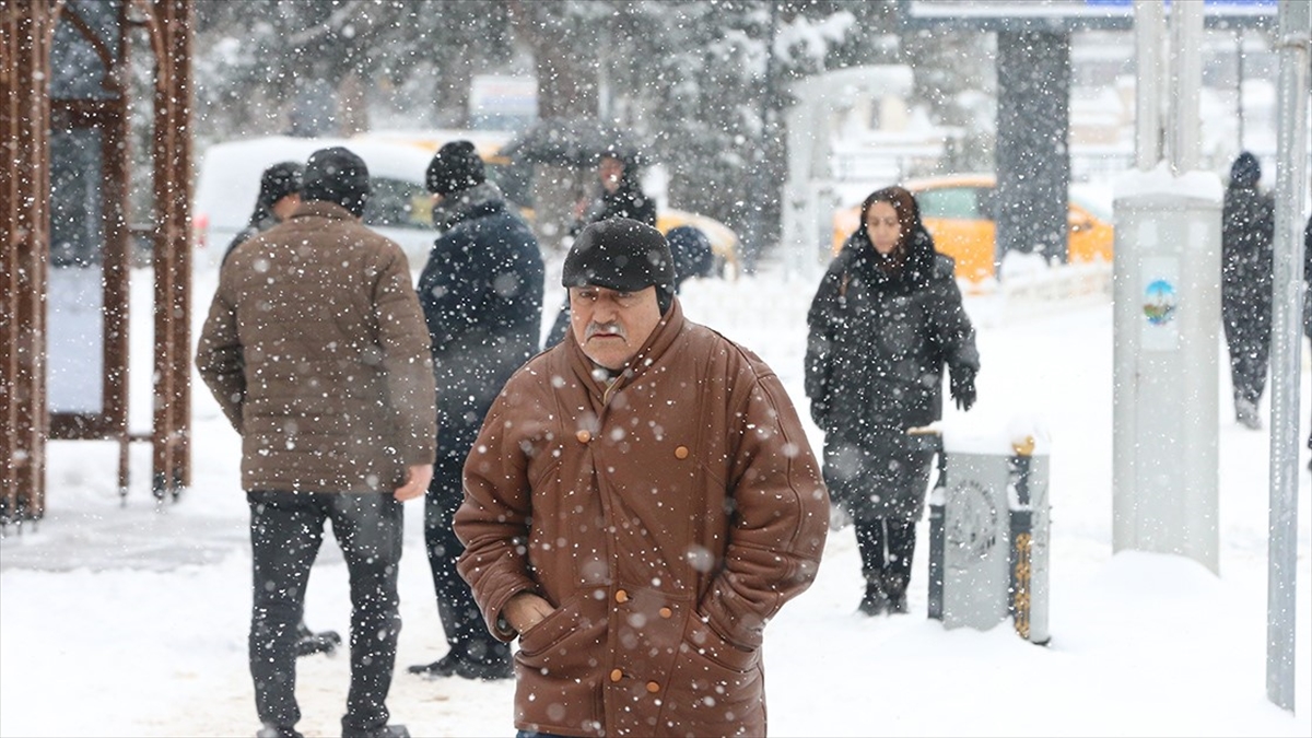 Bazı bölgeler için kuvvetli kar ve fırtına uyarısı Bazı bölgeler için kuvvetli kar ve fırtına uyarısı