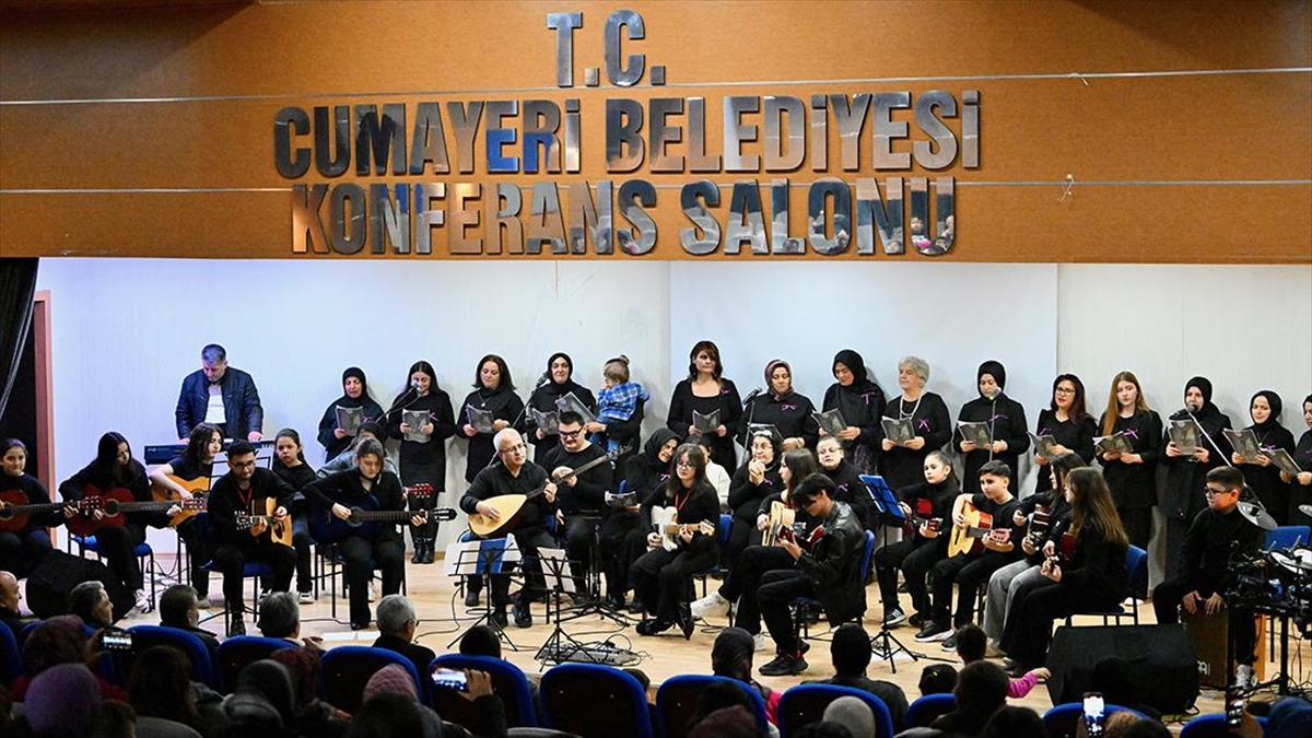 Belediye başkanının bağlamasıyla eşlik ettiği ilçe halk korosu unutulmaz şarkıları seslendiriyor