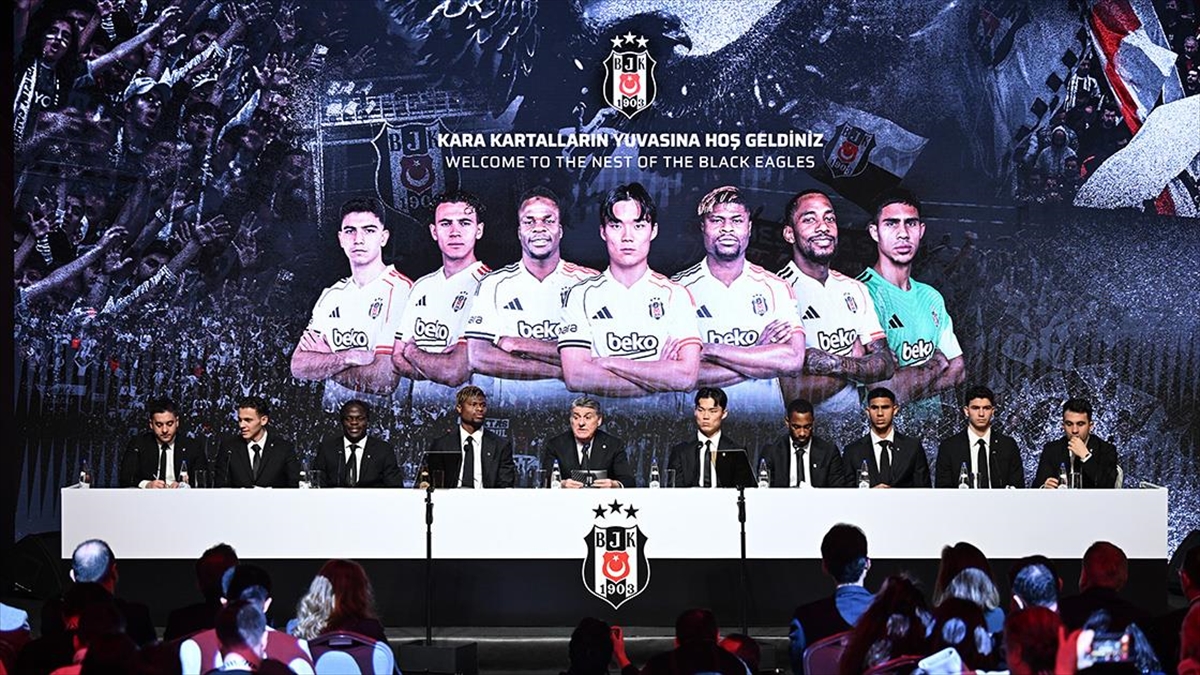 Beşiktaş, yeni transferleri için imza töreni düzenledi