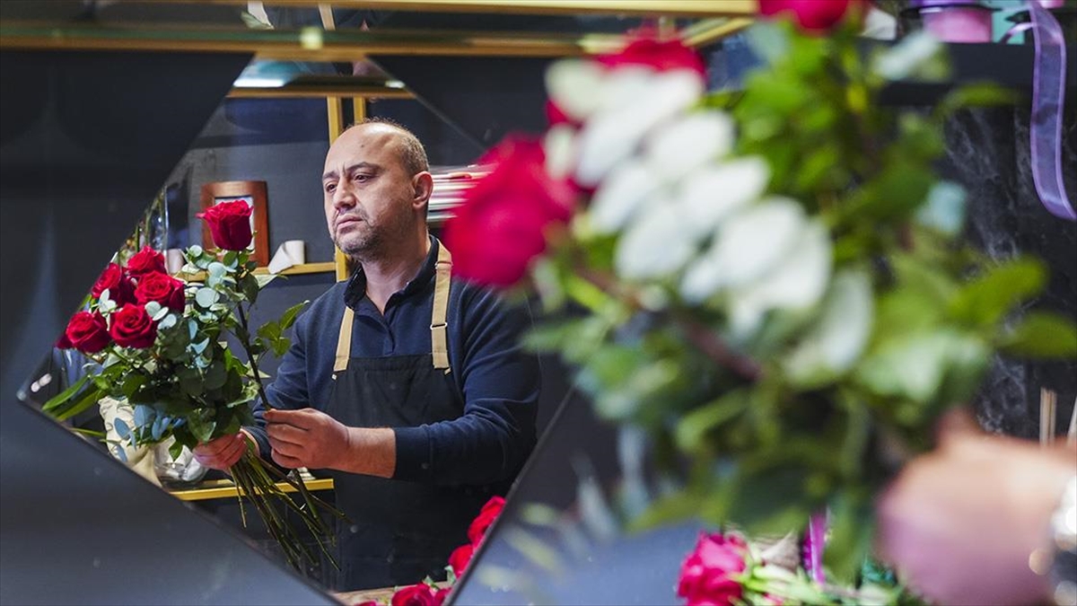 Çiçekçilerde Sevgililer Günü mesaisi başladı Çiçekçilerde Sevgililer Günü mesaisi başladı