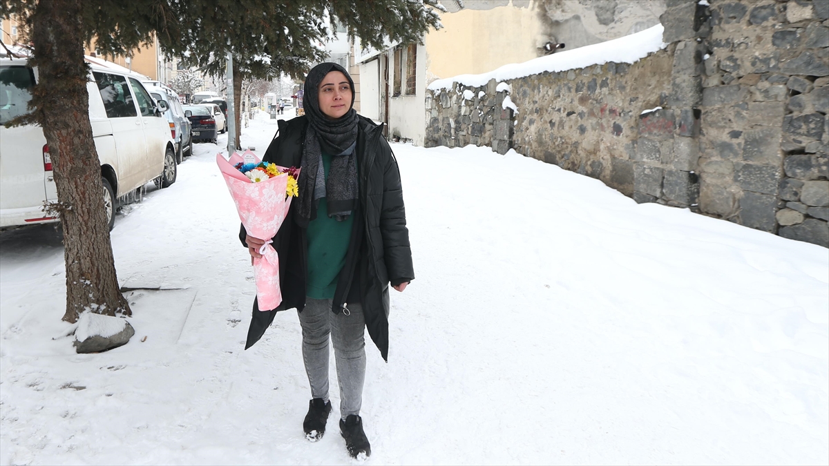 Çiçekçilerin Kars ve Ardahan’da dondurucu soğuğa rağmen “Sevgililer Günü” mesaisi sürüyor Çiçekçilerin Kars ve Ardahan’da dondurucu soğuğa rağmen “Sevgililer Günü” mesaisi sürüyor