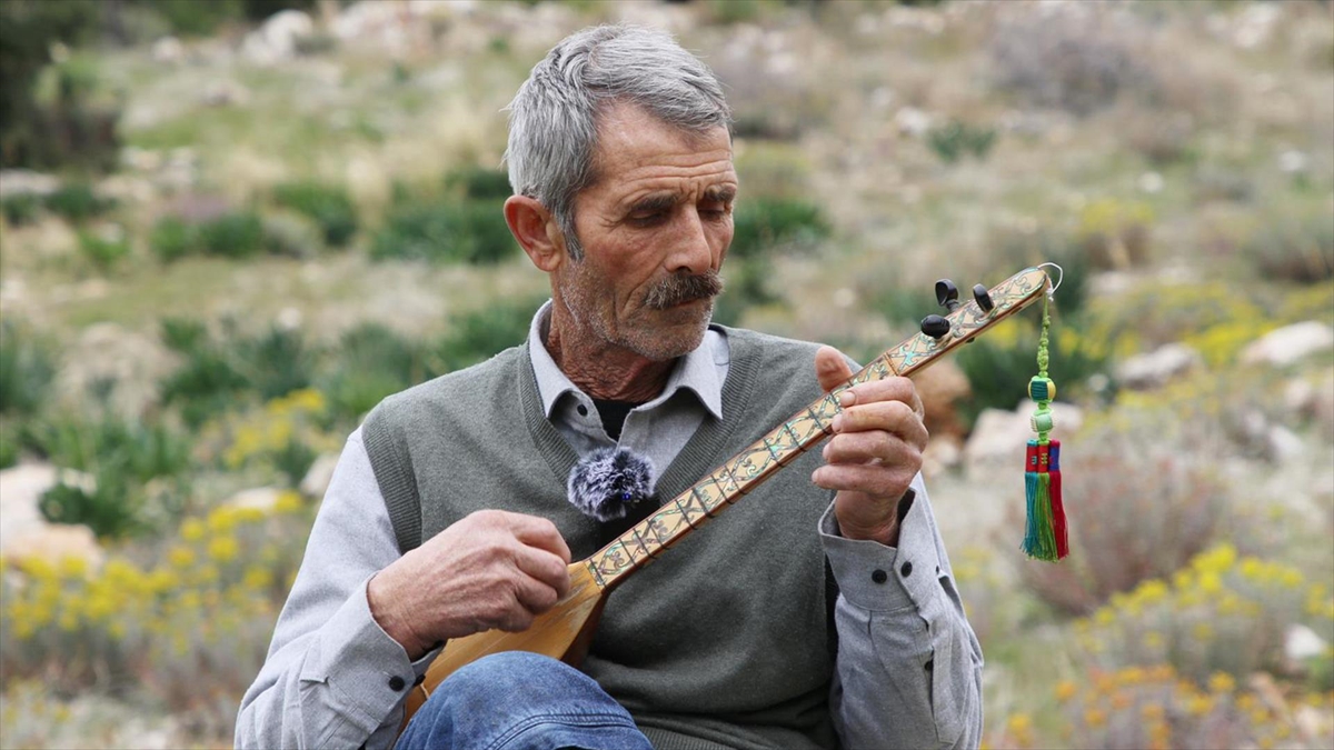 Cura ustası Osman Kırca “Yaşayan İnsan Hazinesi” ödülünün onurunu yaşıyor Cura ustası Osman Kırca “Yaşayan İnsan Hazinesi” ödülünün onurunu yaşıyor