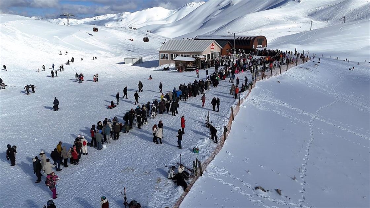 Davraz Kayak Merkezi hafta sonunda yaklaşık 24 bin kişiyi ağırladı Davraz Kayak Merkezi hafta sonunda yaklaşık 24 bin kişiyi ağırladı