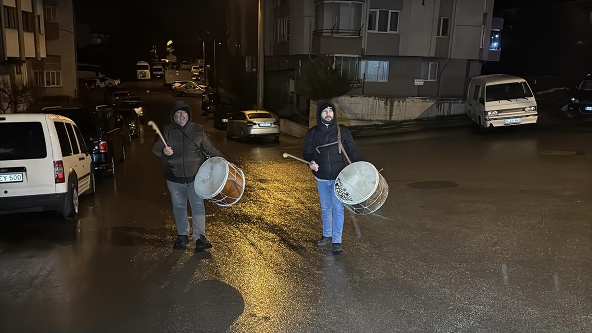 Dede mesleği ramazan davulculuğunu baba oğul yaşatıyor