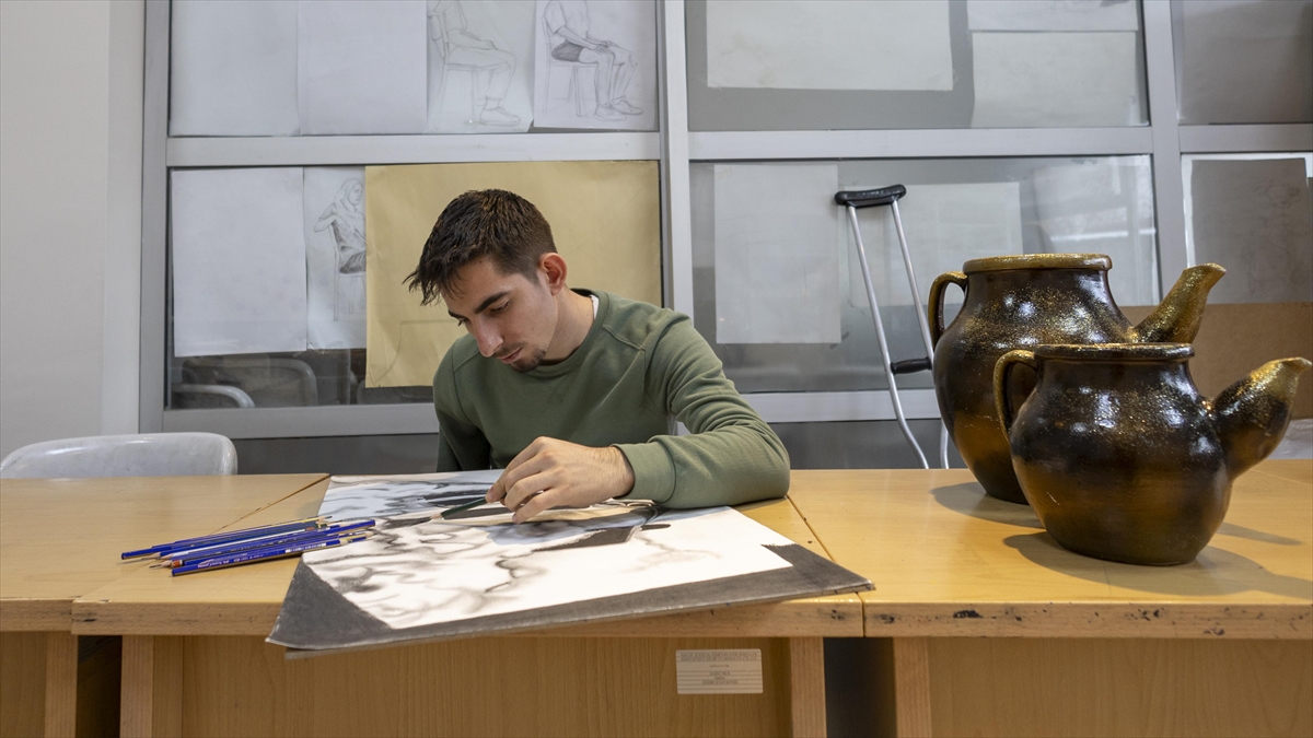 Depremde kolunu ve bacağını kaybeden genç resimle engelleri aşıyor Depremde kolunu ve bacağını kaybeden genç resimle engelleri aşıyor