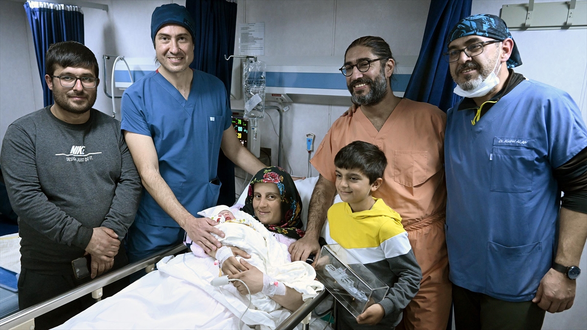 Doktorluk yaptığı gemide dünyaya gelen bebekle iletişimini koparmıyor Doktorluk yaptığı gemide dünyaya gelen bebekle iletişimini koparmıyor