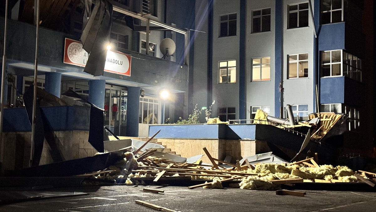 Düzce’de kuvvetli rüzgarda çatısı uçan lisede yarın eğitime ara verildi