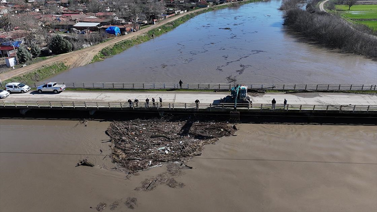 Edirne’de suyun sürüklediği ağaç gövdeleri ve çöplerle tıkanan köprü gözleri temizleniyor