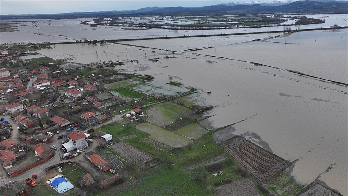 Edirne’de yatağından çıkan Tunca ve Meriç tarım arazilerini sular altında bıraktı