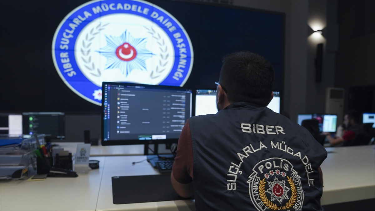 Emniyet, siber suçlarla mücadele kapsamında son bir haftada 28 ilde 350 şüpheliyi yakaladı Emniyet, siber suçlarla mücadele kapsamında son bir haftada 28 ilde 350 şüpheliyi yakaladı