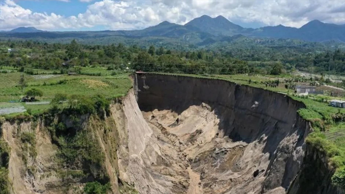 Endonezya’daki dev çukurun genişliği 30 bin metrekareyi aştı