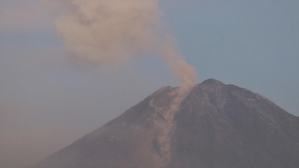 Endonezya’daki Semeru Yanardağı’nda 3 saatte 7 patlama meydana geldi