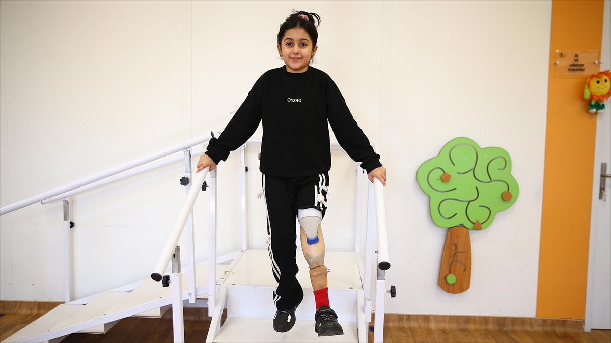 Enkazdan 117 saat sonra kurtarılan Zeliha, öğretmenlik hayaline protez bacakla ilerliyor Enkazdan 117 saat sonra kurtarılan Zeliha, öğretmenlik hayaline protez bacakla ilerliyor