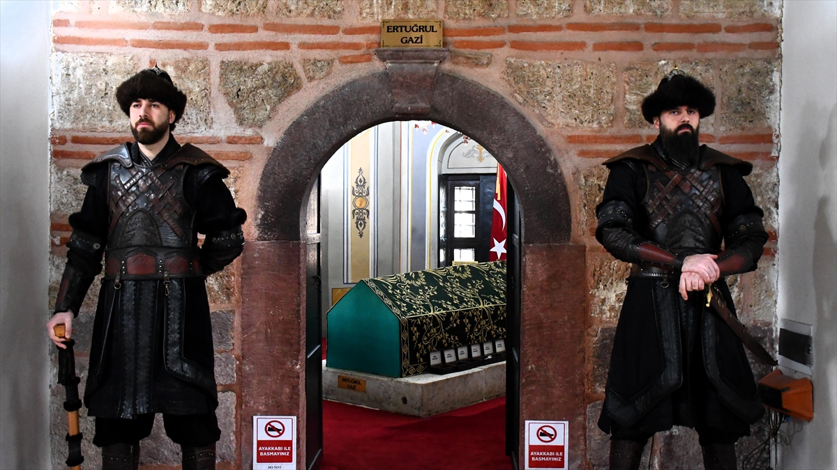 Ertuğrul Gazi Türbesi’nde saygı nöbeti tarihi dokuya uygun şekilde yenilendi Ertuğrul Gazi Türbesi’nde saygı nöbeti tarihi dokuya uygun şekilde yenilendi
