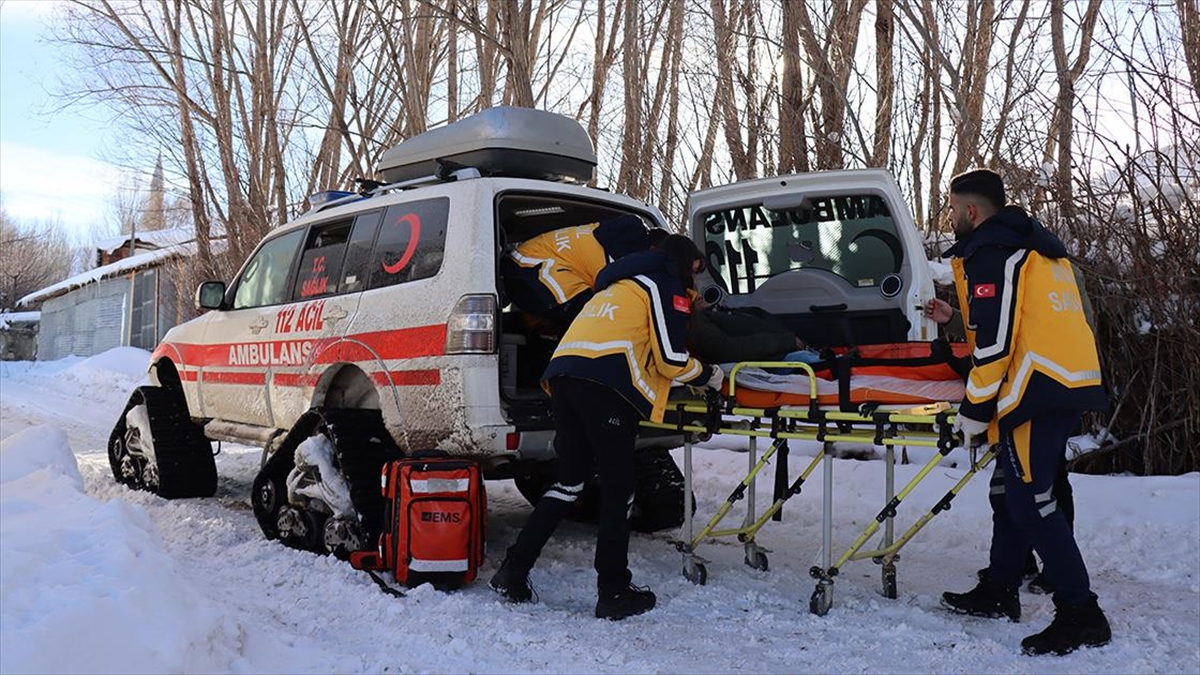 Erzincan’da sağlık ekipleri kışın kırsaldaki hastalara paletli ambulanslarla ulaşıyor