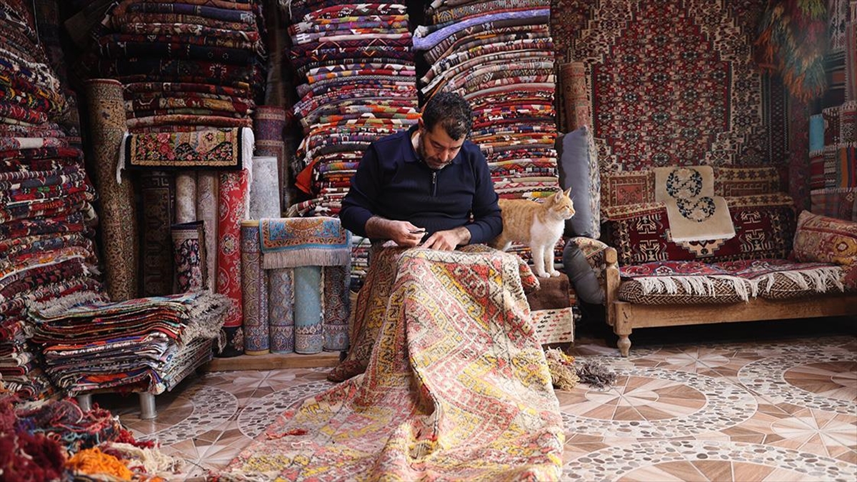 Eski halı ve kilimleri onaran Süleyman usta, geri dönüşüme katkı sağlayıp kültürü yaşatıyor Eski halı ve kilimleri onaran Süleyman usta, geri dönüşüme katkı sağlayıp kültürü yaşatıyor