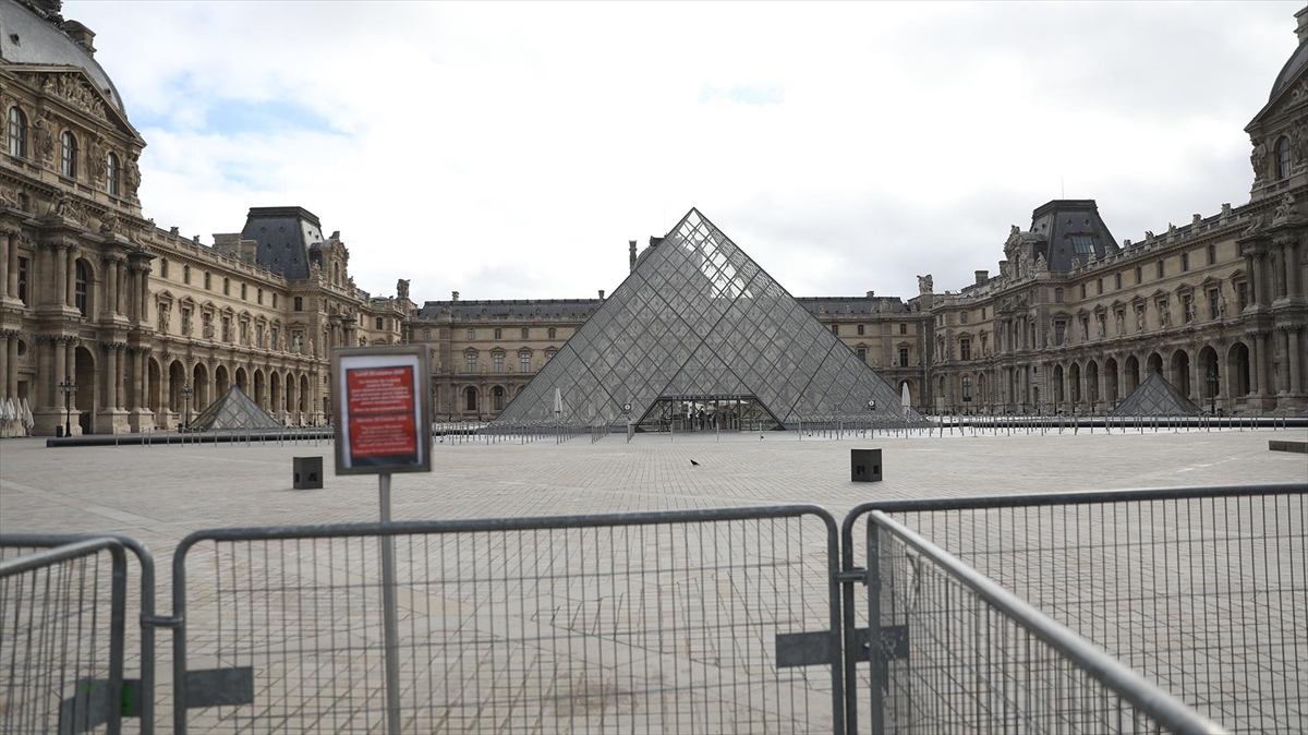 Fransa’da Louvre Müzesi’nin farklı bölümleri ciddi su sızıntısı nedeniyle ziyarete kapatıldı Fransa’da Louvre Müzesi’nin farklı bölümleri ciddi su sızıntısı nedeniyle ziyarete kapatıldı