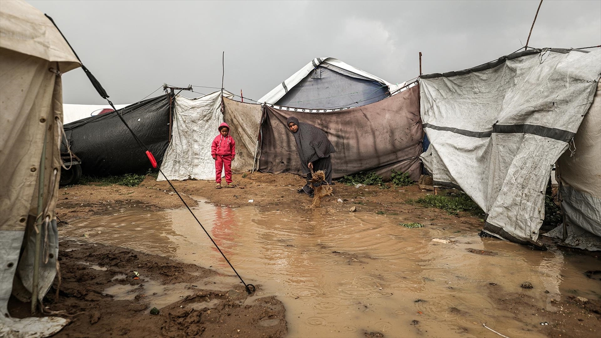 Gazze Belediyesi: Etkili olan fırtına nedeniyle yüzlerce çadır sular altında kaldı