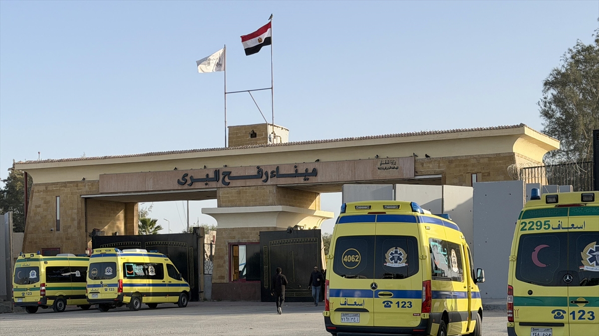 Gazze ile Mısır arasındaki Refah Sınır Kapısı yaya geçişlerine “deneme” amaçlı açıldı Gazze ile Mısır arasındaki Refah Sınır Kapısı yaya geçişlerine “deneme” amaçlı açıldı