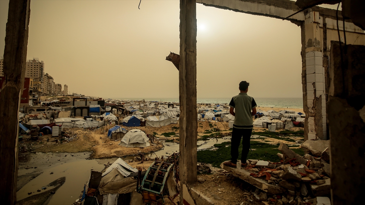 Gazze’de etkili olan kum fırtınası güç koşullarda yaşayan Filistinlilere zor anlar yaşatıyor