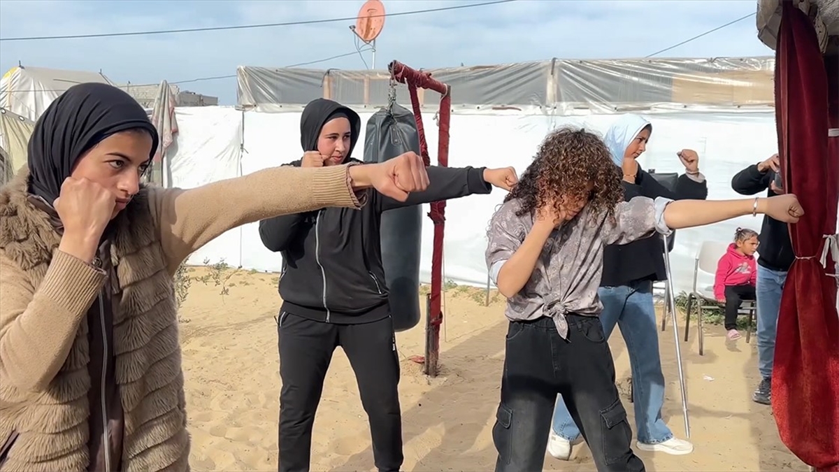 Gazze’de imkansızlıklara rağmen çadır kentte boks öğrenen kızlar şampiyonluk hedefliyor