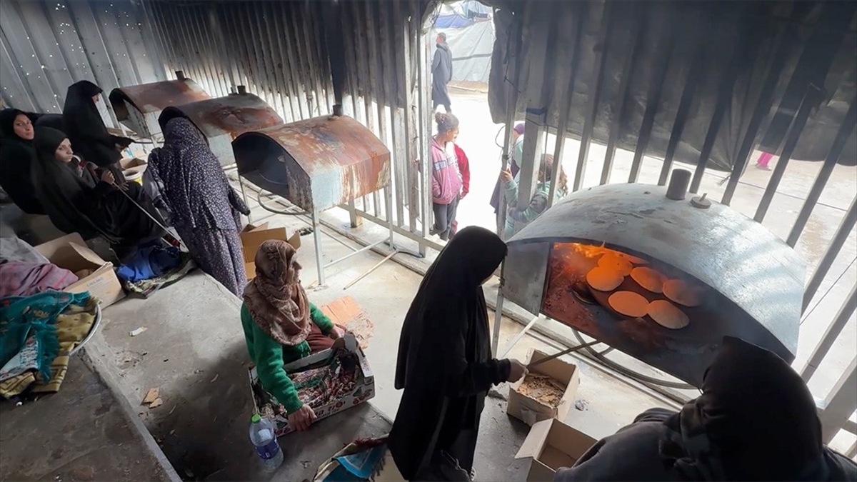 Gazze’de mülteci kampında açılan fırın yerinden edilen Filistinlilere “ekmek kapısı” oldu