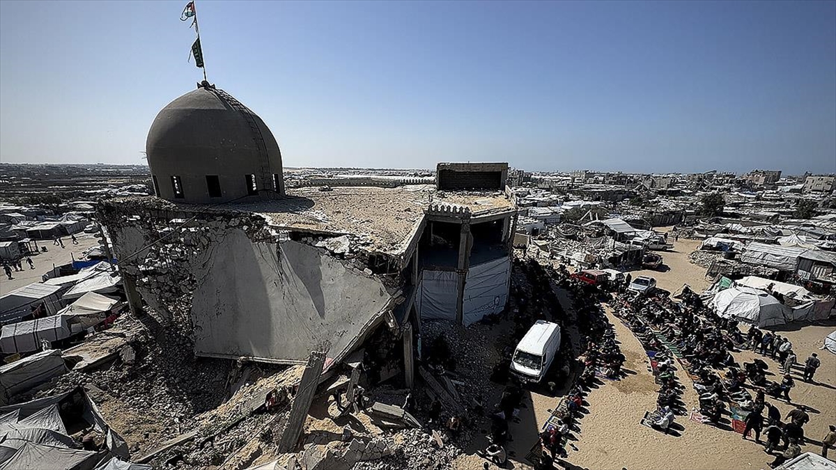 Gazze’de on binlerce kişi ramazanın ilk cumasında, İsrail saldırılarında yıkılan camilerin enkazında saf tuttu Gazze’de on binlerce kişi ramazanın ilk cumasında, İsrail saldırılarında yıkılan camilerin enkazında saf tuttu