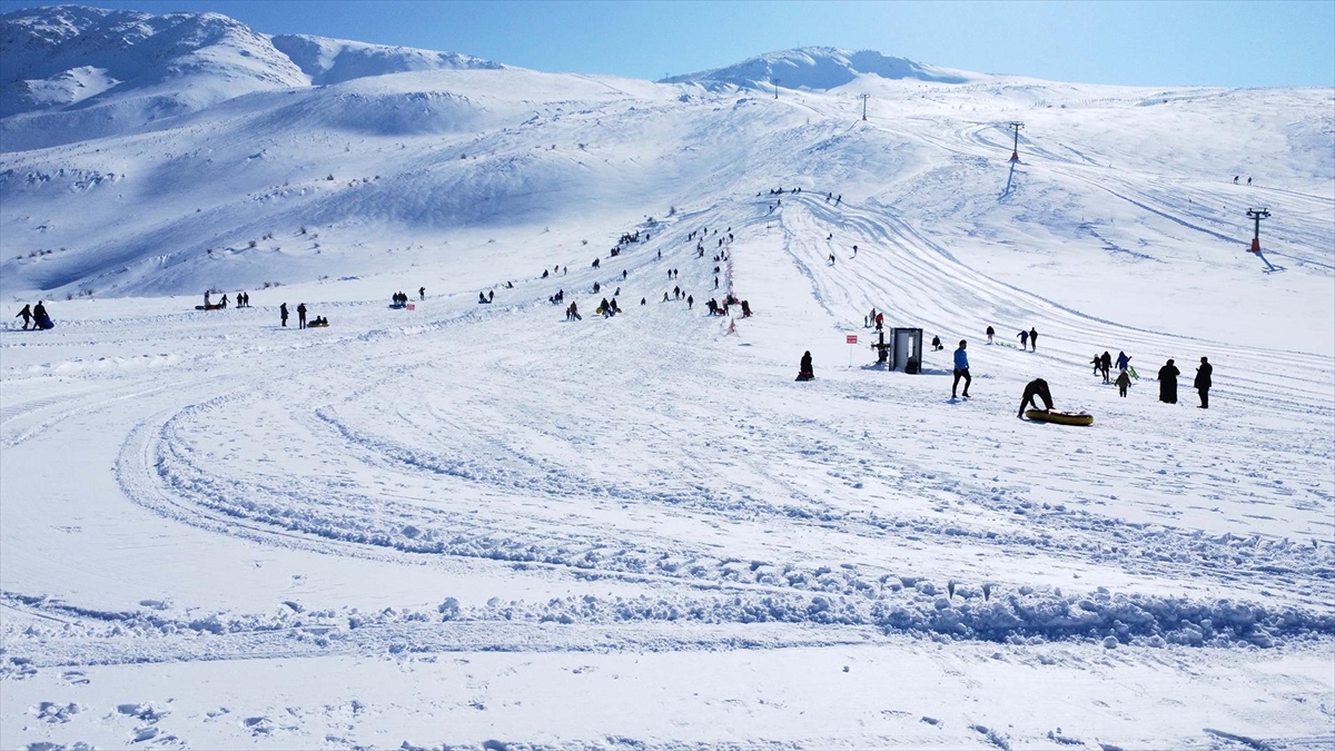 Göl manzaralı kayak merkezinde yarıyıl tatili yoğunluğu yaşandı