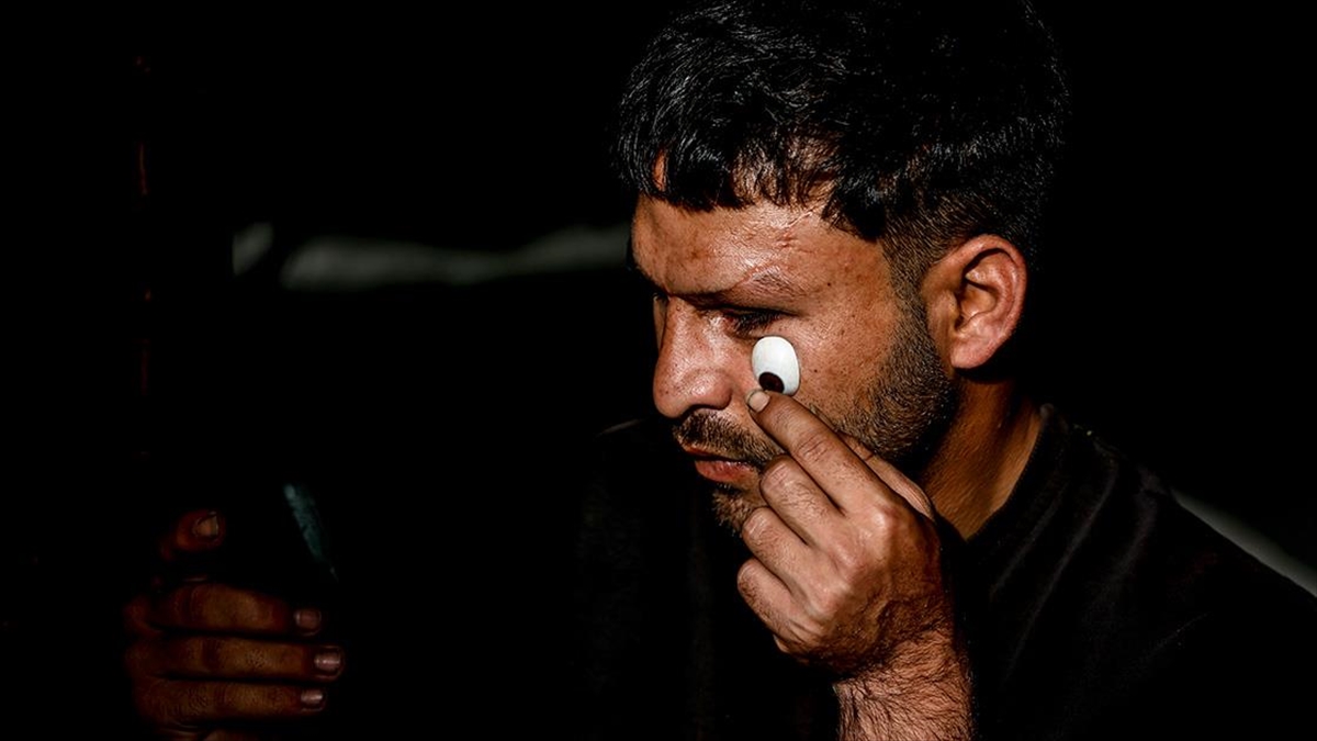 Görme engelli Gazzeli baba, hasta eşiyle çadırda zor şartlarda yaşam mücadelesi veriyor