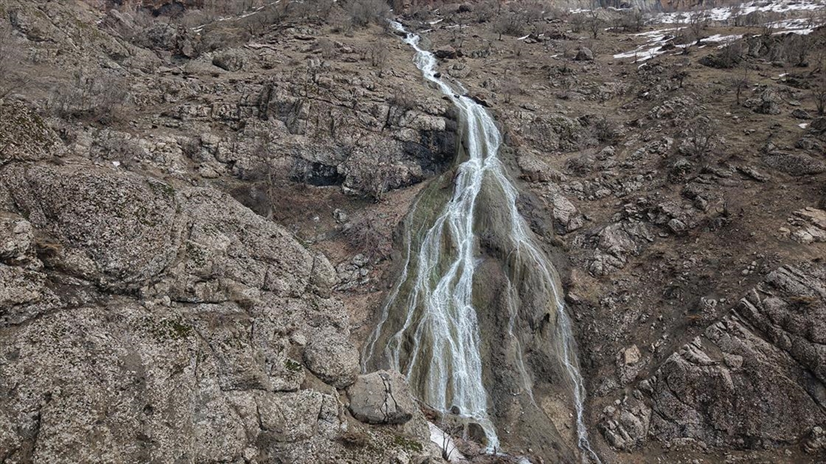 Hakkari’de karların erimesiyle Kırca Şelalesi yeniden canlandı