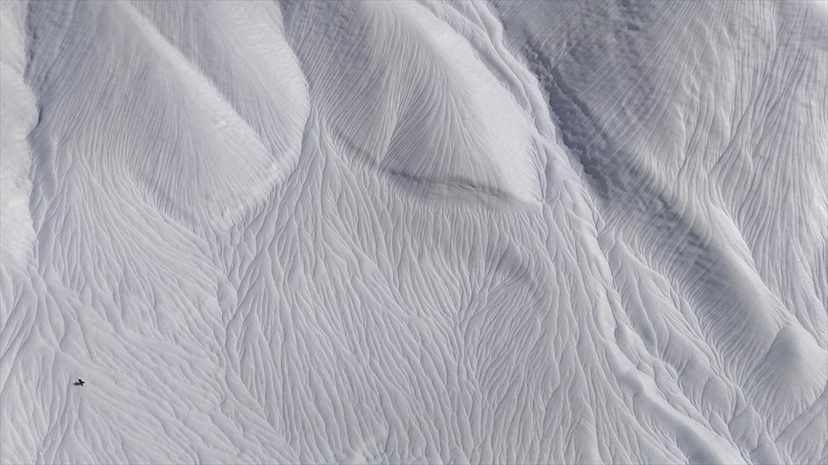 Hakkari’de rüzgarın etkisiyle karda oluşan dalgalı desenler şaşırttı