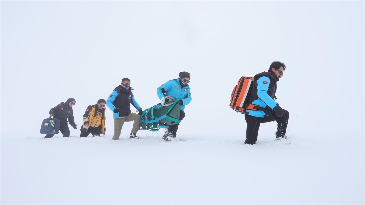 Hakkari’de sağlıkçılar zorlu kış şartlarında hastaların imdadına yetişiyor