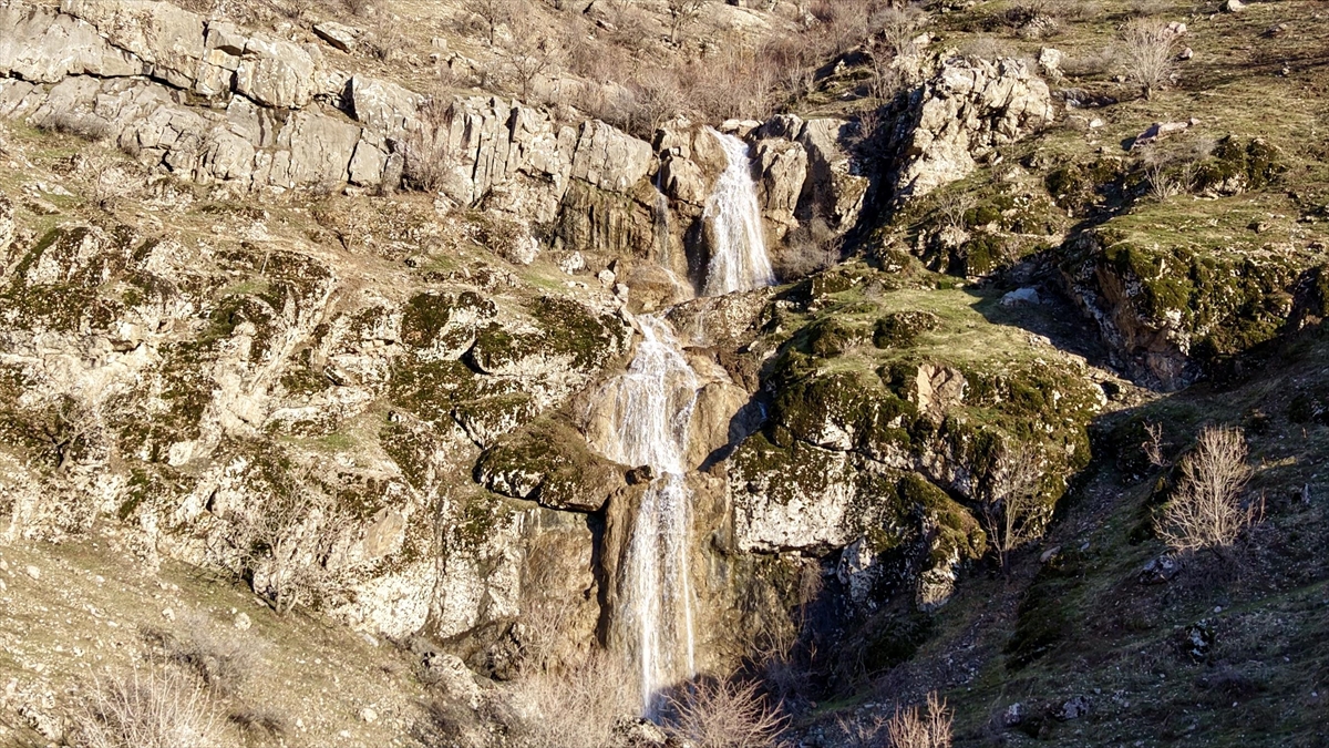 Hakkari’de şelaleler yağışların etkisiyle akmaya başladı Hakkari’de şelaleler yağışların etkisiyle akmaya başladı