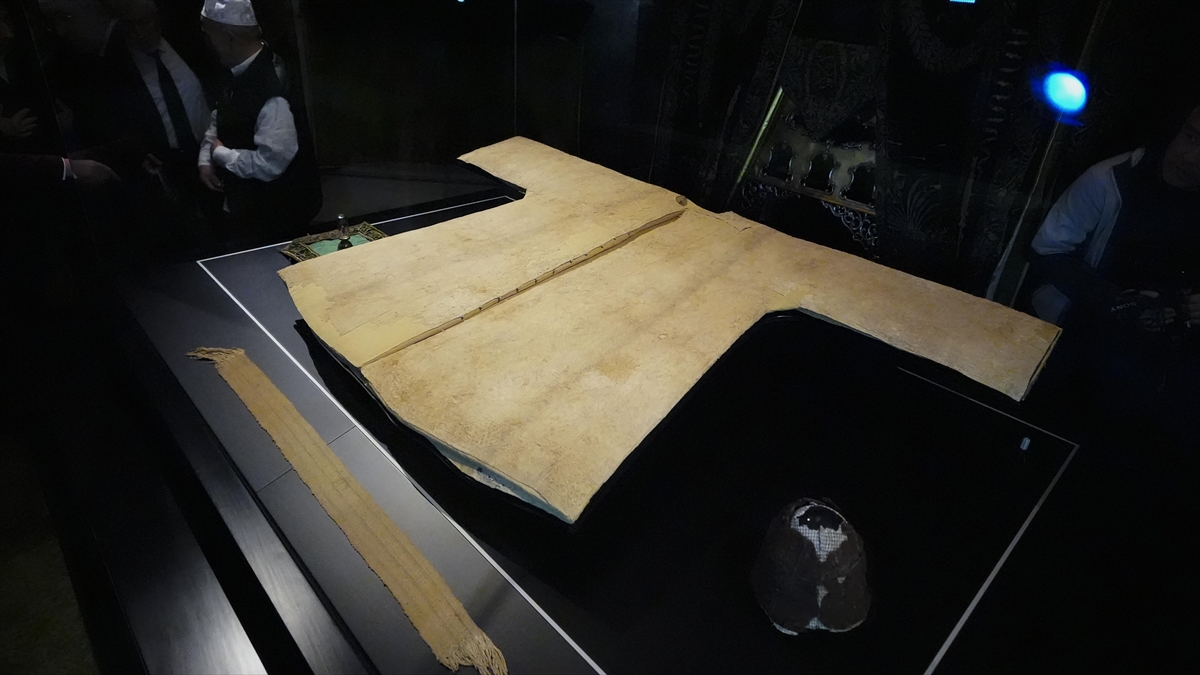 Hırka-i Şerif İstanbul’da ziyarete açıldı Hırka-i Şerif İstanbul’da ziyarete açıldı