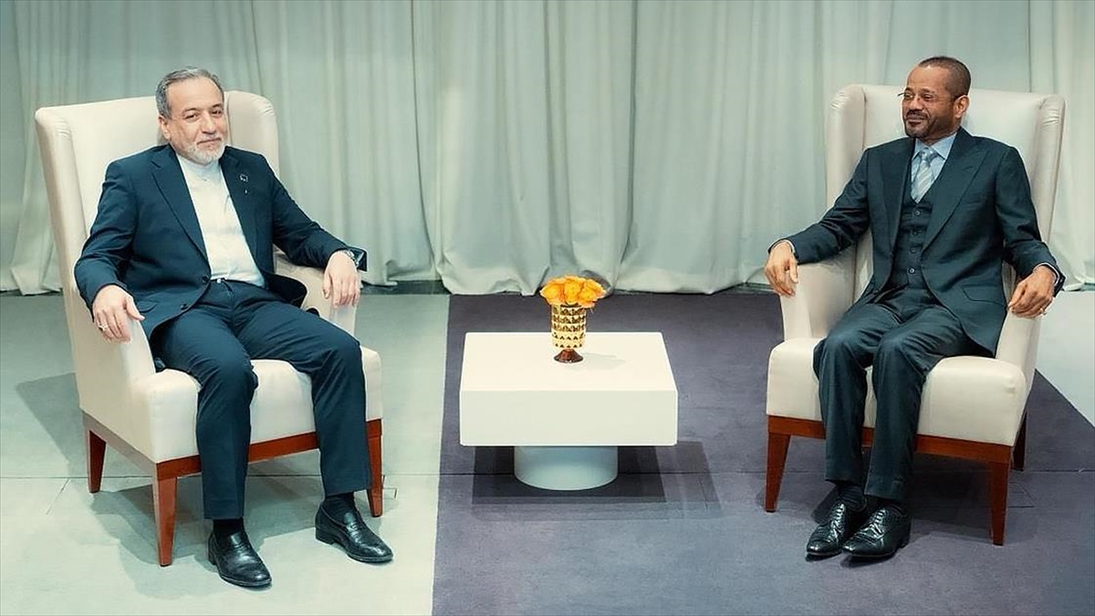 İran Dışişleri Bakanı, ABD ile görüşmeler öncesi Cenevre’de Ummanlı mevkidaşıyla bir araya geldi İran Dışişleri Bakanı, ABD ile görüşmeler öncesi Cenevre’de Ummanlı mevkidaşıyla bir araya geldi