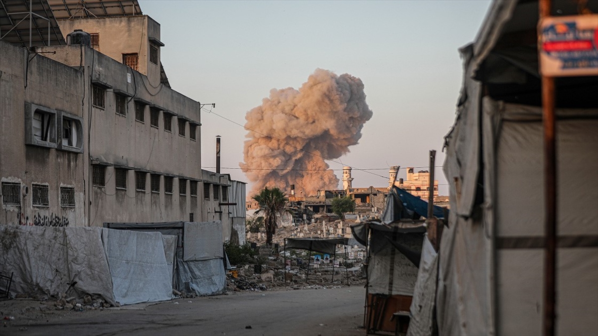 İsrail ordusu, Gazze’de Filistinlilere ait yapıları patlatarak yıkmaya devam ediyor