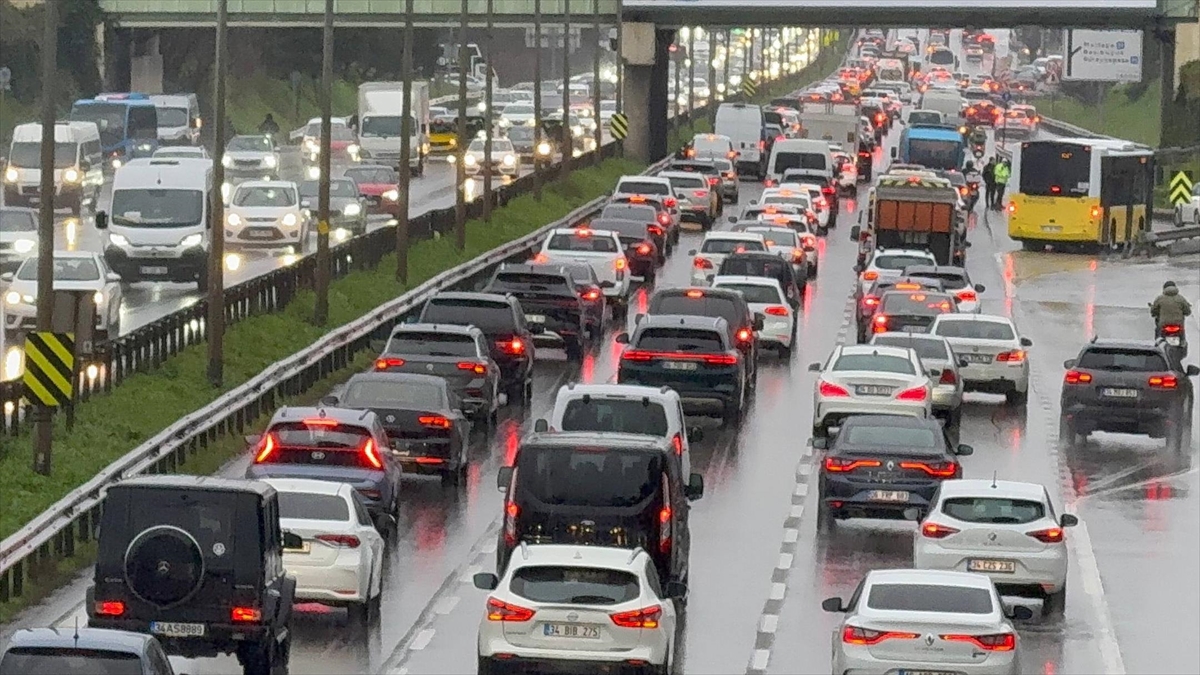 İstanbul’da iftar öncesi trafik yoğunluğu yüzde 89’a çıktı İstanbul’da iftar öncesi trafik yoğunluğu yüzde 89’a çıktı