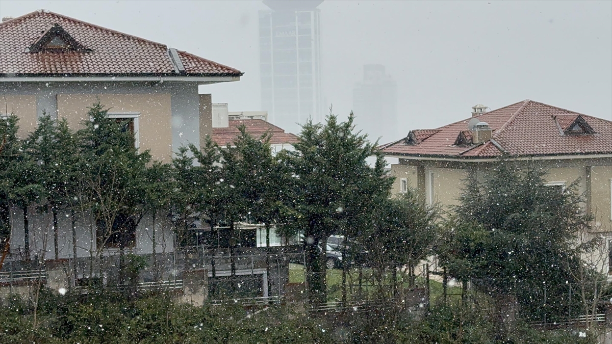İstanbul’un bazı ilçelerinde aralıklarla kar ve sulu kar yağışı etkili oluyor