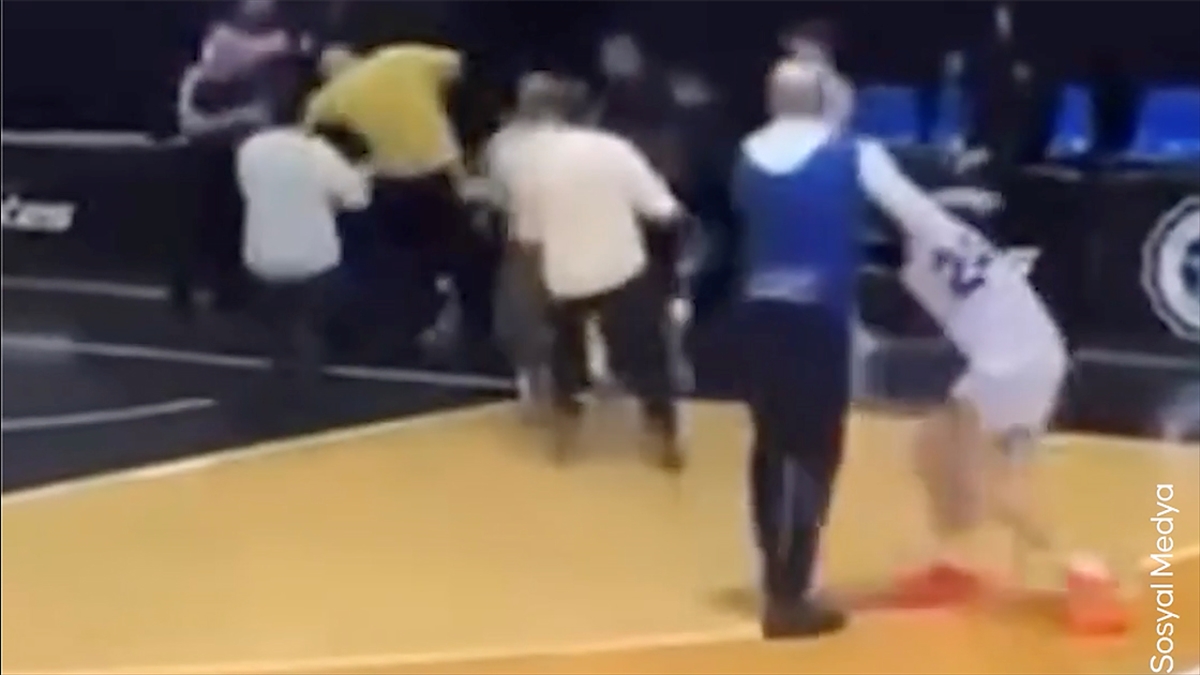 İtalya’daki Avrupa Gençler Basketbol Ligi müsabakasında bir veli, Türk oyuncuya saldırdı İtalya’daki Avrupa Gençler Basketbol Ligi müsabakasında bir veli, Türk oyuncuya saldırdı