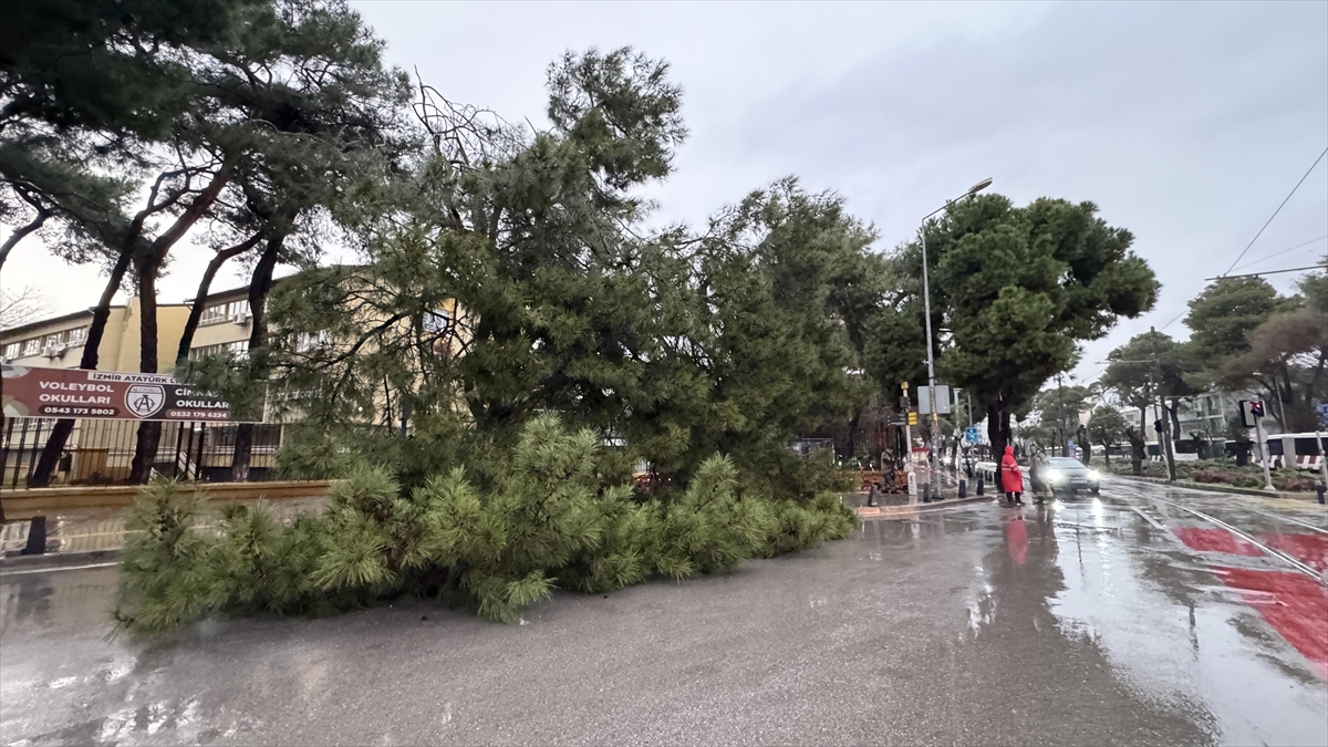 İzmir’de sağanak hayatı olumsuz etkiledi İzmir’de sağanak hayatı olumsuz etkiledi