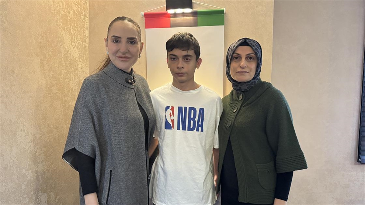 Kanseri yenen öğrenci tedavisini destekleyen dernekte gönüllü çalışıyor