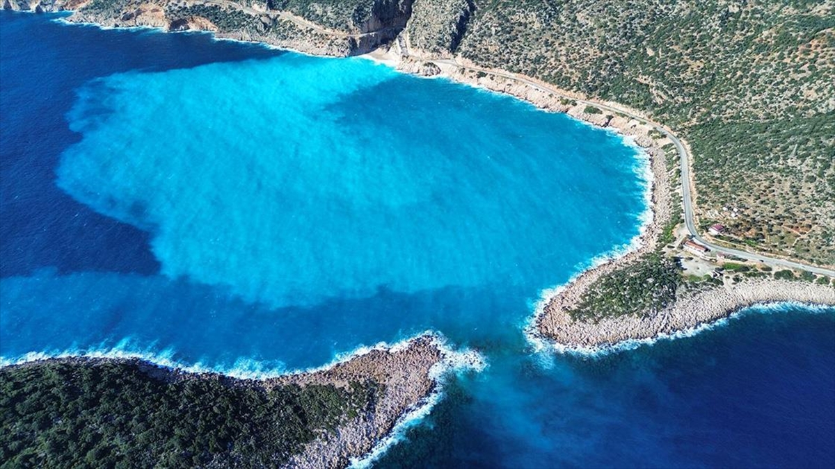Kaputaş Plajı’nda yağışın etkisiyle denizin rengi mavinin farklı tonlarına dönüştü Kaputaş Plajı’nda yağışın etkisiyle denizin rengi mavinin farklı tonlarına dönüştü