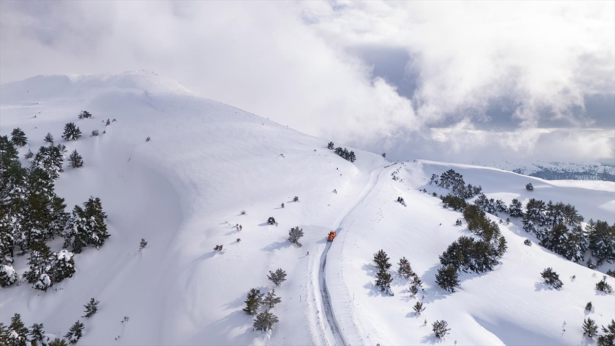 Kar kalınlığının yer yer 1 metreye ulaştığı Nalbant Geçidi dronla görüntülendi Kar kalınlığının yer yer 1 metreye ulaştığı Nalbant Geçidi dronla görüntülendi