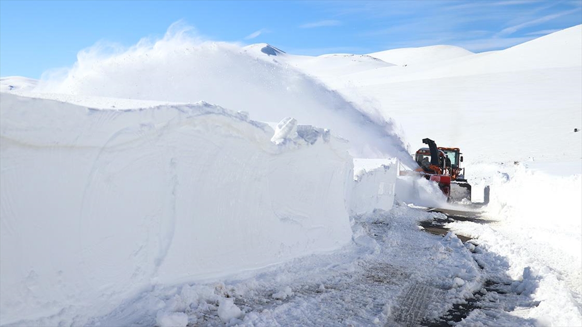 “Kar kaplanları”, Ağrı-Kağızman kara yolunda metrelerce yükseklikteki karla mücadele ediyor