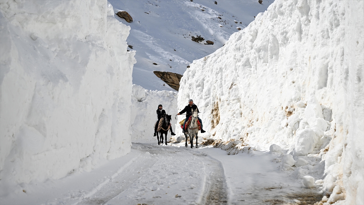 “Kar koridoru”ndan geçerek ilçeye ulaşıyorlar