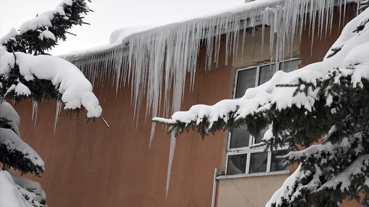 Kars, Tunceli ve Ardahan’da kar ve soğuk hava etkisini sürdürüyor Kars, Tunceli ve Ardahan’da kar ve soğuk hava etkisini sürdürüyor