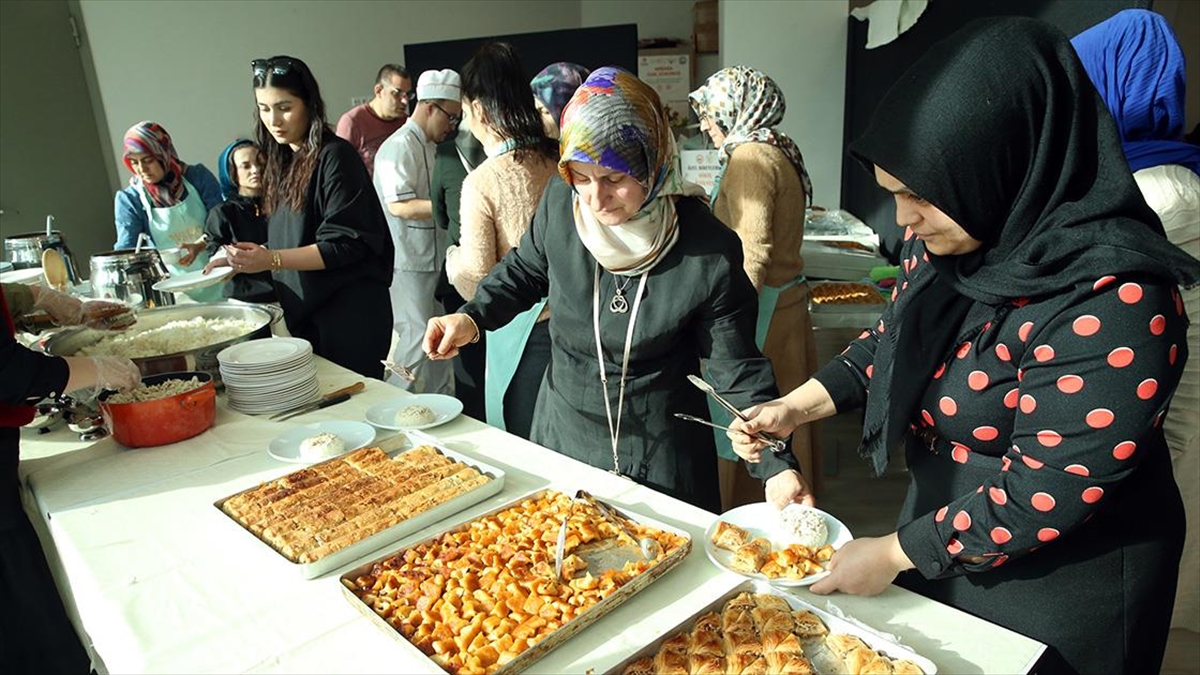 Kastamonulu kadınlar, özel gereksinimli bireyin babasının mevlidi için güç birliği yaptı Kastamonulu kadınlar, özel gereksinimli bireyin babasının mevlidi için güç birliği yaptı